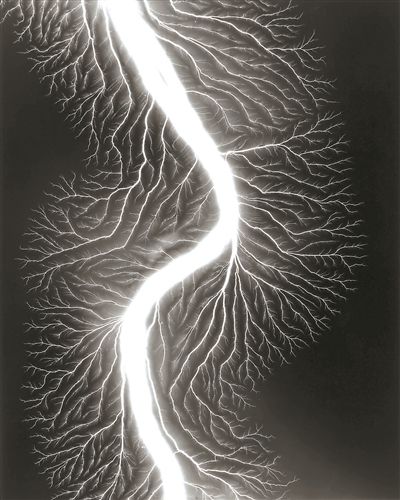 杉本博司，《放電場225》，2009，明膠銀鹽相紙，149.2×119.4cm。公式Hiroshi Sugimoto，圖片由藝術家提供