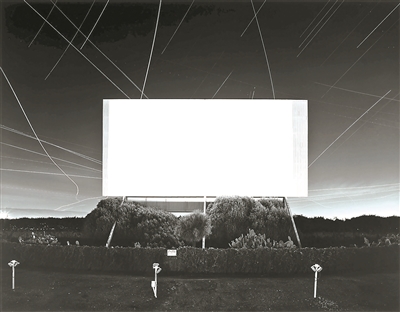 杉本博司，《尤寧城汽車影院，尤寧城》，1993，明膠銀鹽相紙，119.4×149.2cm。公式Hiroshi Sugimoto，圖片由藝術家提供