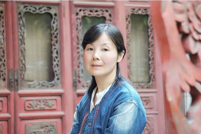 王蕓    生于湖北，現居南昌。一級作家，南昌市作家協會主席。出版長篇小說《對花》《江風烈》，小說集《請叫她天鵝》《薇薇安曾來過》《與孔雀說話》《羽毛》，散文集《紙上萬物浮現如初》《此生》《穿越歷史的楚風》《接近風的深情表達》《經歷著異常美麗》等。三百余萬字作品見于《人民文學》《當代》《新華文摘》《小說選刊》《中國作家》《青年文學》《上海文學》《江南》《芙蓉》《長城》《天涯》《美文》《散文》《長江文藝》《中篇小說選刊》《小說月報》等，收入五十多種選本。曾獲第三屆湖北文學獎、第七屆屈原文藝獎、第一屆江西省文藝創作獎、第二屆林語堂文學獎（小說）大獎等。獲評江西省思想宣傳文化系統“四個一批”人才。