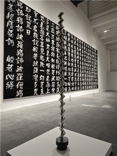 裝置《反重力結(jié)構(gòu)》。作為日本代表性的奈良時代木質(zhì)建筑之一，當麻寺東塔在1902年經(jīng)過整體修繕，用新材料替換下部分受損的建材。這些古木材的嵌合支撐起屹立的佛塔，承受并消解了超過千年時間沉淀的分量。這種抵抗地心吸引的力量象征令杉本博司著迷，藝術(shù)家試圖通過攝影重建這座佛塔，再現(xiàn)抵御重力的構(gòu)造之美。