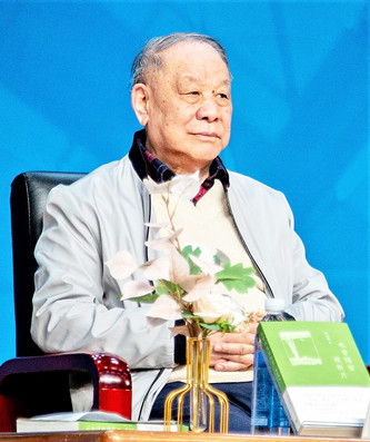 劉心武，曾任《人民文學》主編。代表作有短篇小說《班主任》、長篇小說《鐘鼓樓》（獲第二屆茅盾文學獎）、散文集《也曾隔窗窺新月》《我眼中的建筑與環境》《劉心武妙品紅樓夢》等