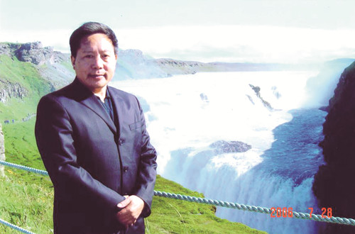 李傳鋒，湖北省鶴峰縣人，土家族作家。曾任《湖北文藝》編輯部主任、《長江文藝》小說組組長、《今古傳奇》主編、湖北省文聯(lián)黨組書記等職，曾獲全國民族團結進步先進個人稱號。1986年加入中國作家協(xié)會，著有鄉(xiāng)村小說、動物小說、歷史小說、散文、文藝評論等近千萬字。短篇小說《退役軍犬》獲第二屆（1981—1984年）全國少數(shù)民族文學創(chuàng)作獎，長篇小說《白虎寨》獲第十一屆（2012—2015）全國少數(shù)民族文學創(chuàng)作駿馬獎，另有作品獲湖北省“屈原文藝獎”、重慶市“五個一工程”獎等。本期刊發(fā)青年評論家華珉朗、黃煜榕對李傳鋒的采訪。