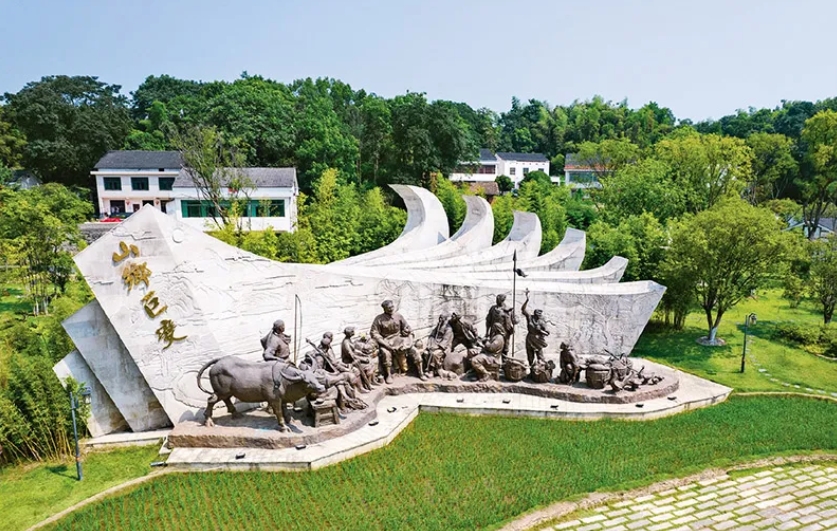 1955年秋，47歲的周立波整理行裝，從北京一路南下，舉家搬回老家湖南益陽清溪村。67年后，在這里，中國作家協會啟動了“新時代山鄉巨變創作計劃”和“新時代文學攀登計劃”兩項重大文學行動。圖為2022年8月1日拍攝的湖南省益陽市清溪村清溪廣場。 新華社記者 陳思汗/攝