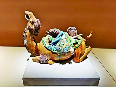 三彩載物臥駝俑。本報記者 李潔攝/光明圖片