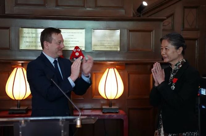 法國駐華大使白玉堂為作家王安憶頒發了法國國家榮譽軍團騎士勛章。圖片來源：法國領事館