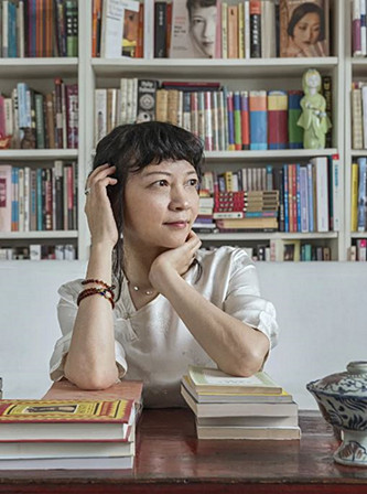 作家、導演，現居英國。主要著作有《孔雀的叫喊》《饑餓的女兒》等，編劇并執導電影《月光武士》。
