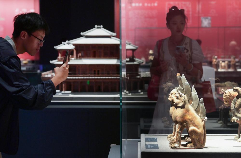2023年9月15日，位于北京奧林匹克公園核心區(qū)的中國(guó)考古博物館正式面向公眾開(kāi)放，觀(guān)眾在館內(nèi)參觀(guān)珍貴文物。新華社記者 李賀 攝