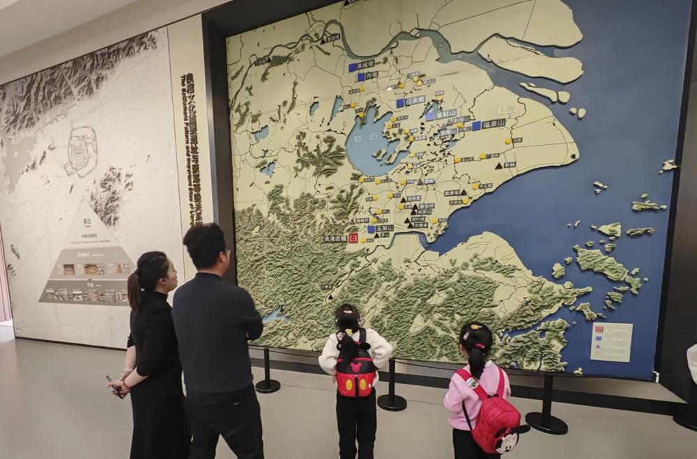 2024年1月14日，觀(guān)眾在浙江杭州良渚博物院參觀(guān)。新華社記者 馮源 攝