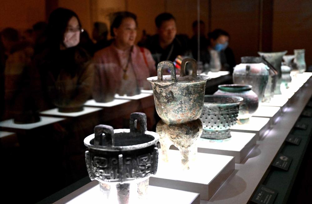 2024年2月26日，參觀(guān)者在河南安陽(yáng)殷墟博物館新館內(nèi)觀(guān)看展品。新華社記者 李安 攝