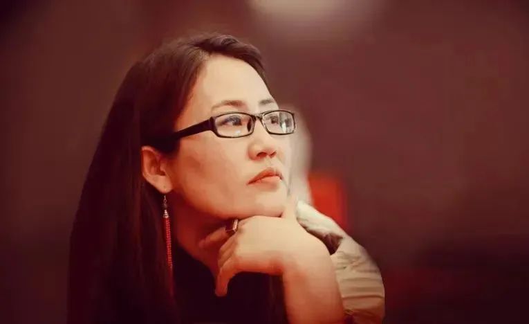 娜仁高娃，蒙古族，中國作家協(xié)會會員。著有短篇小說《醉陽》《熱戀中的巴岱》、長篇小說《影》等，其中小說集《七角羊》入選中國作家協(xié)會“中國少數(shù)民族文學(xué)之星叢書”。曾獲2018年《草原》文學(xué)獎、第十二屆內(nèi)蒙古自治區(qū)文學(xué)創(chuàng)作“索龍嘎”獎、2020年《民族文學(xué)》年度獎；中篇小說《裸露的山體》入選中國當(dāng)代文學(xué)研究會年榜、中國小說學(xué)會2023年度中國好小說榜。