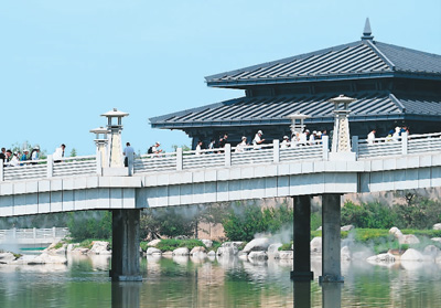 5月18日,觀眾步入陜西歷史博物館秦漢館參觀。 新華社記者 李一博攝