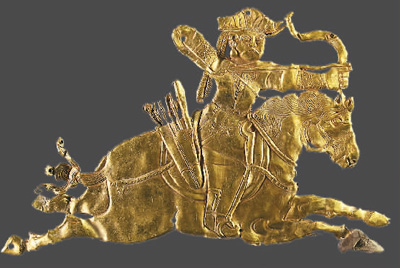 唐吐蕃時期騎射形金飾片。  　　青海省海西州民族博物館供圖