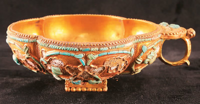 唐吐蕃時期鑲嵌綠松石四曲鋬指金杯。 　　青海省海西州民族博物館供圖