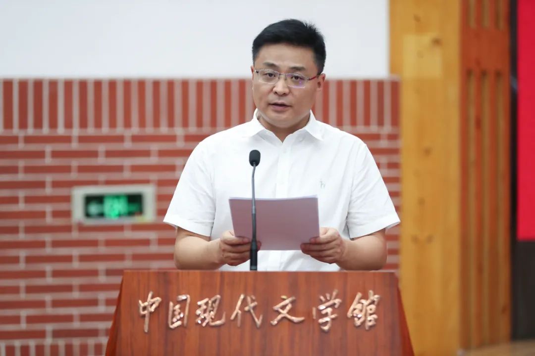 中國社科院民族文學(xué)研究所研究員劉大先宣讀獲獎(jiǎng)名單及授獎(jiǎng)詞