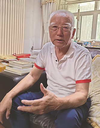 降邊嘉措 藏族，四川省甘孜藏族自治州巴塘縣人。1950年參加解放軍，經歷了進軍西藏、解放西藏的全過程。1956年到北京民族出版社，從事藏文翻譯和編輯出版工作，直到1980年。1980年報考中國社會科學院民族文學研究所并被錄取，后來主要從事《格薩爾》史詩研究和翻譯工作。曾出版《〈格薩爾〉初探》《〈格薩爾〉的歷史命運》《〈格薩爾〉與藏族文化》《〈格薩爾〉論》等學術專著。主編有《格薩爾》藏文精選本（40卷、51冊）、《〈格薩爾〉大辭典》等。長篇小說《格桑梅朵》、報告文學《這里是紅軍走過的地方》分別獲得第一屆、第十一屆全國少數民族文學創作駿馬獎。