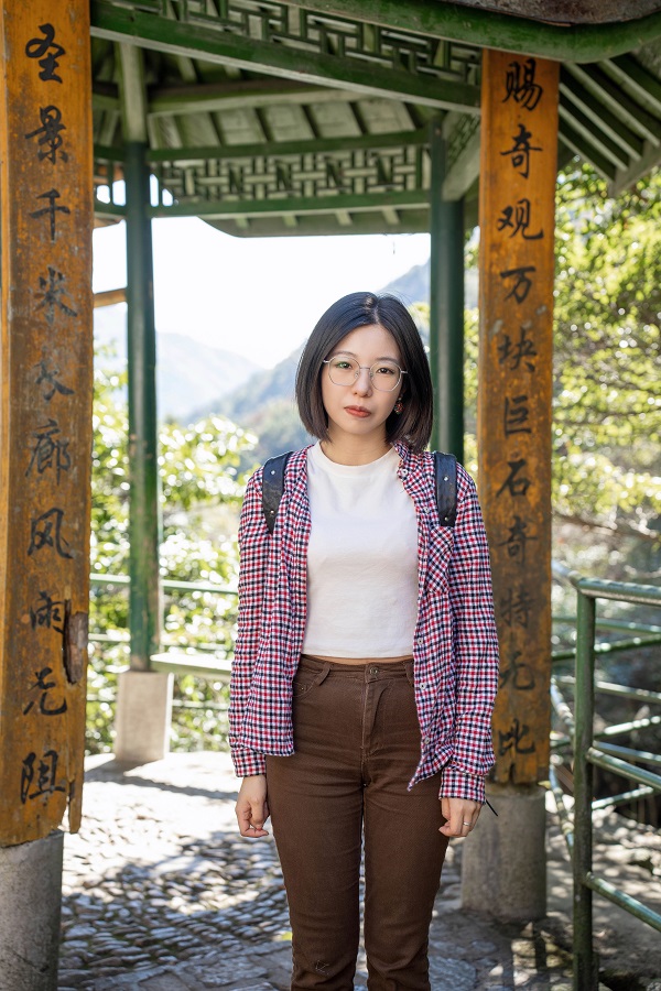 作家簡介 李姍姍，筆名三三，女，漢族，一九九一年出生，畢業于中國人民大學創造性寫作專業。作品發表于《人民文學》《收獲》等多家刊物，多有選載。曾獲2020年“鐘山之星”年度青年佳作獎、2021年度青花郎?人民文學獎新人獎、第七屆郁達夫小說獎短篇小說獎、首屆《靜?安》文學獎、紅棉文學獎小說主獎等獎項，入選王蒙青年作家支持計劃?年度特選作家（2022—2023）等。著有短篇小說集《晚春》《山頂上是海》《俄羅斯套娃》《離魂記》等四部。