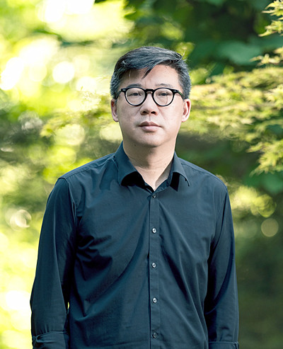 李修文，湖北省作家協會主席、武漢市文聯主席、武漢大學文學院教授，著有《猛虎下山》《詩來見我》《致江東父老》《山河袈裟》《滴淚痣》《捆綁上天堂》等