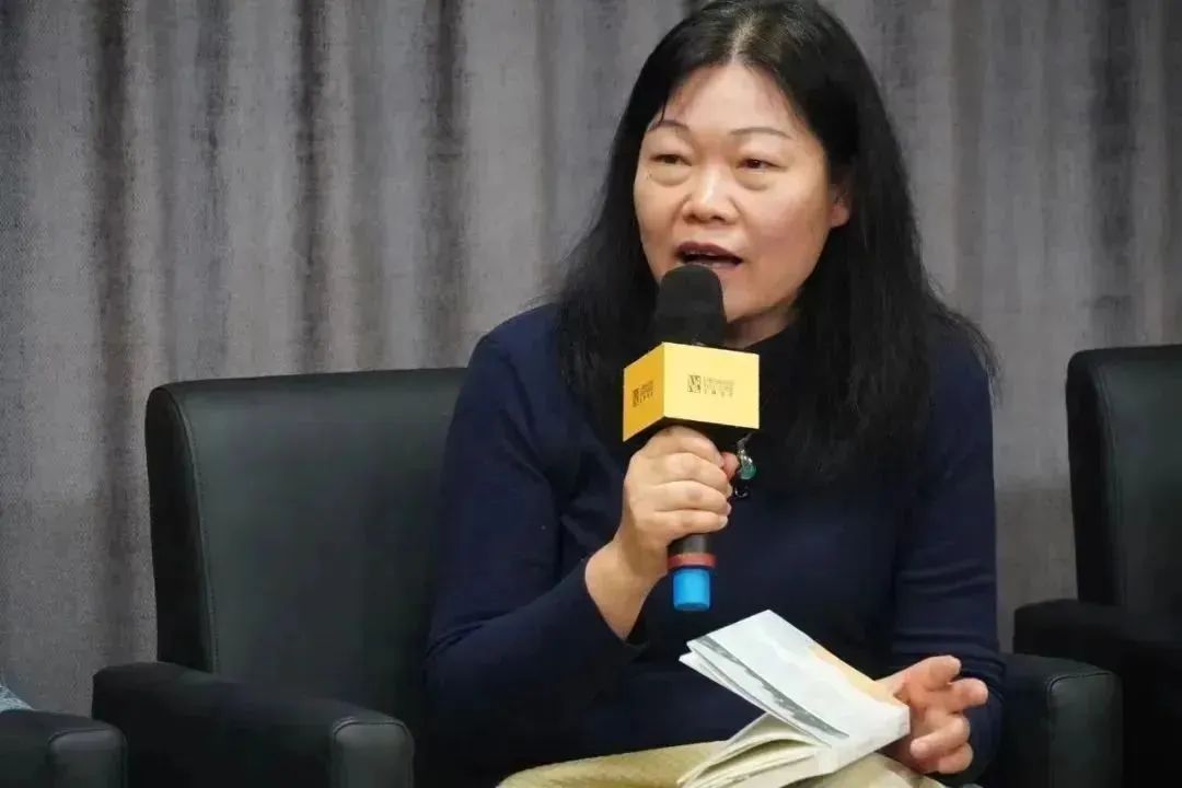 黃葒    南京大學外國語學院法語系教授，博士生導師，南京大學人文社會科學高級研究院兼職研究員，國際杜拉斯學會會員，中國法國文學研究會常務理事，中法語言文化比較研究會常務理事、江蘇省外文學會理事，江蘇省翻譯協會理事、南京翻譯家協會理事，南京作協理事。