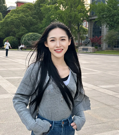 周燊，滿族，中國作家協(xié)會會員，藝術(shù)碩士、文學(xué)博士，從教于高校創(chuàng)意寫作和現(xiàn)當(dāng)代文藝研究等方向，曾獲第六屆山東省泰山文藝獎（文學(xué)創(chuàng)作獎）、復(fù)旦大學(xué)光華獎等榮譽。