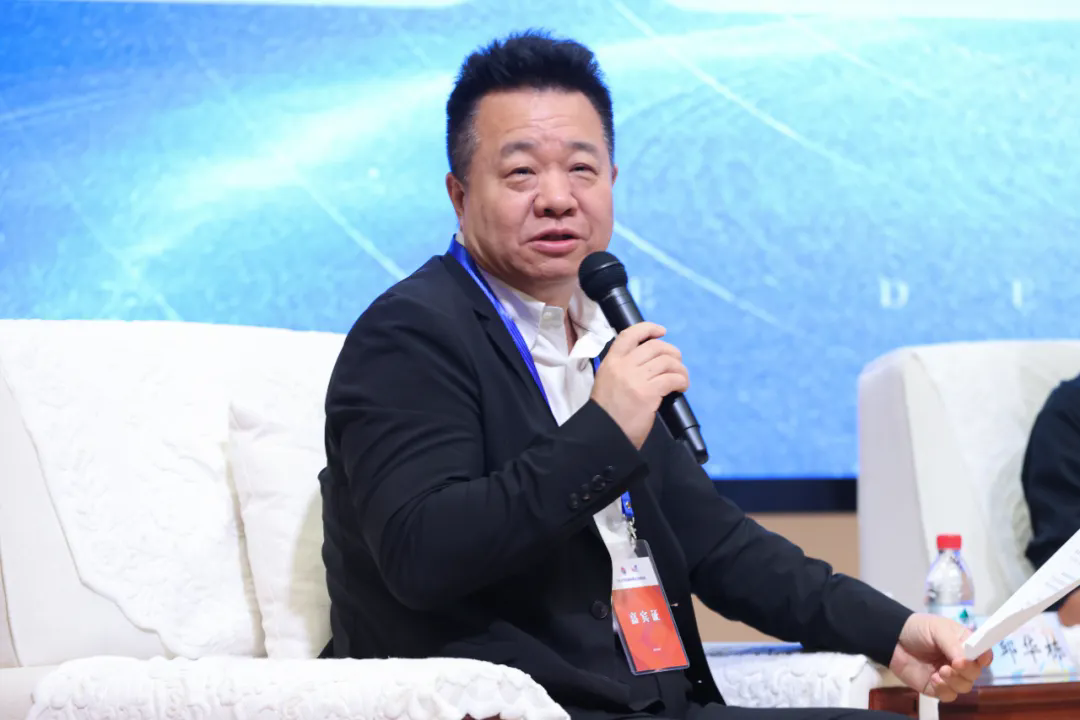中國(guó)作協(xié)黨組成員、副主席、書記處書記邱華棟出席并主持論壇
