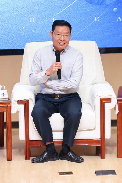 中國(guó)大洋協(xié)會(huì)副理事長(zhǎng)、中國(guó)“蛟龍?zhí)枴焙Ｔ嚞F(xiàn)場(chǎng)總指揮劉峰發(fā)言