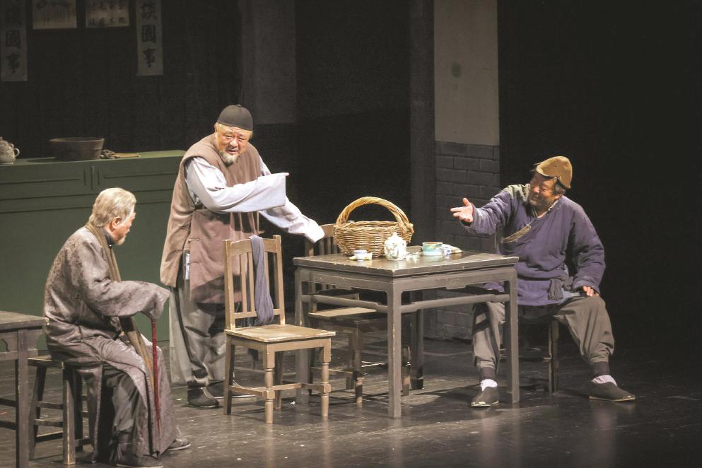 時(shí)隔36年，北京人藝再度駐演上海。圖為話劇《茶館》10月13日排練照。 本報(bào)記者 葉辰亮攝