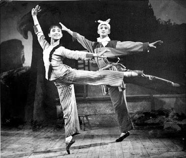 1965年，芭蕾舞劇《白毛女》演出劇照。上海芭蕾舞團供圖