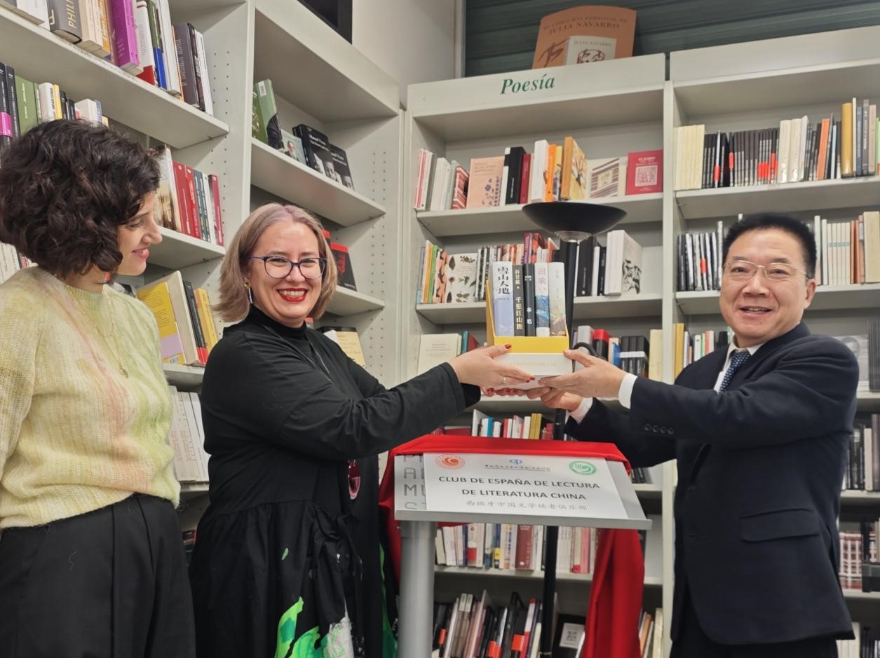 胡邦勝（右一）、婧萱（左二）、白蘭（左一）共同為“西班牙中國文學讀者俱樂部”揭牌