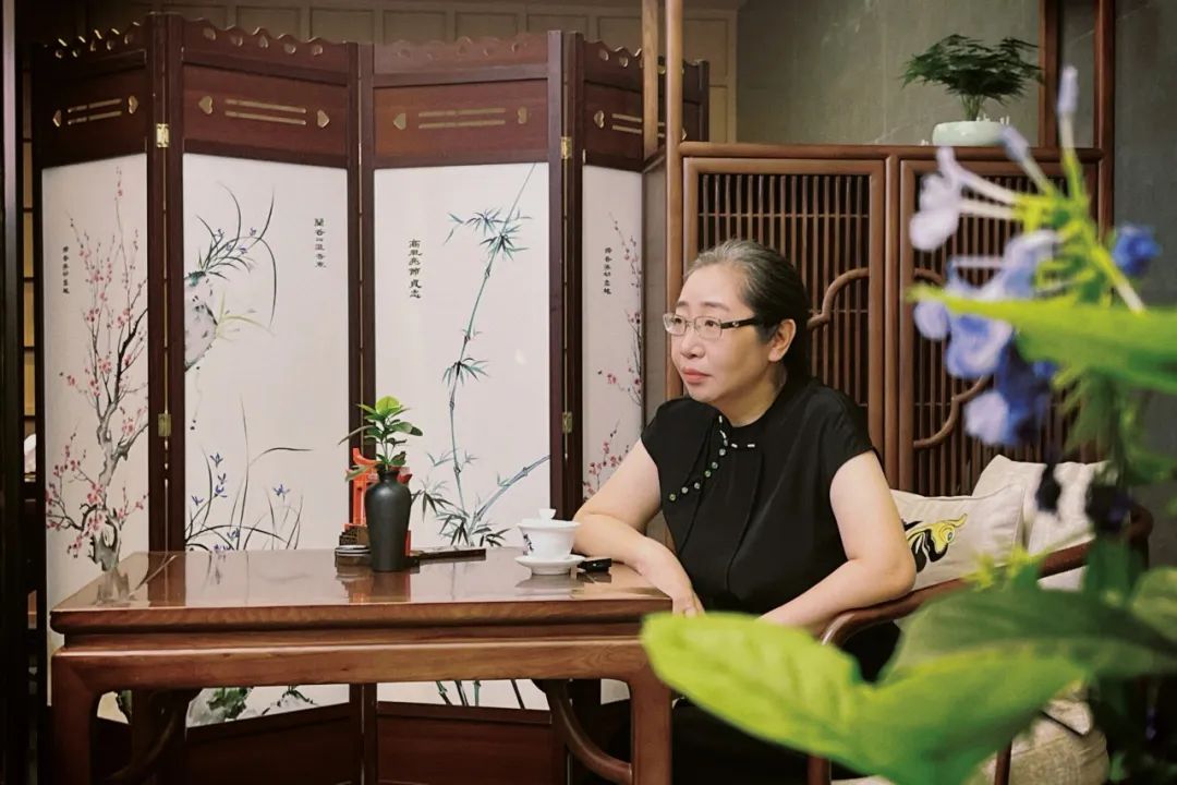 張勇 國(guó)家一級(jí)編劇、作家，四川省作協(xié)副主席。曾獲第二屆文榮獎(jiǎng)作家編劇獎(jiǎng)（《偽裝者》）。創(chuàng)作長(zhǎng)篇小說(shuō)《一觸即發(fā)》《偽裝者》《貴婉日記》，紅色諜戰(zhàn)川劇《黎明十二橋》以及電視劇《一觸即發(fā)》《偽裝者》《天衣無(wú)縫》等。