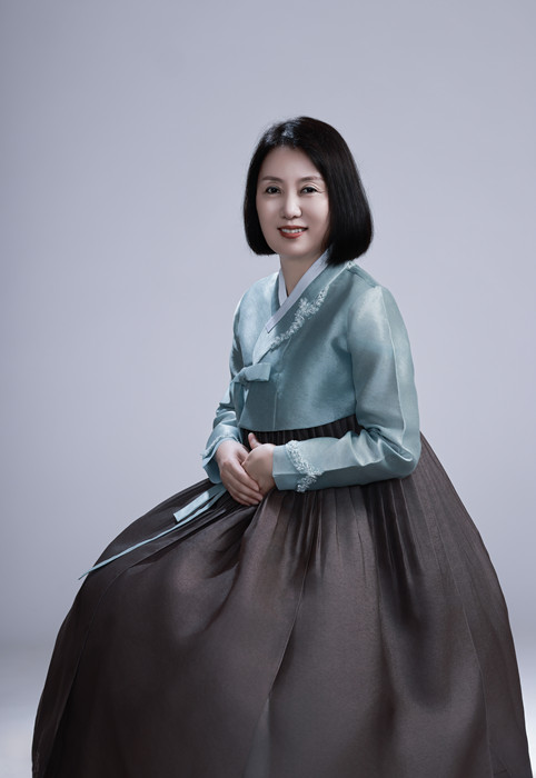 鄭風(fēng)淑，朝鮮族，1969年生。吉林省延邊朝鮮族自治州人大常委會(huì)副秘書長(zhǎng)。出版報(bào)告文學(xué)《金達(dá)萊映紅山崗》，翻譯出版長(zhǎng)篇小說(shuō)《南大川》、配圖詩(shī)歌集《中國(guó)朝鮮族民俗圖》等。曾獲《民族文學(xué)》獎(jiǎng)翻譯獎(jiǎng)。