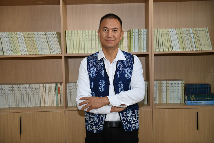 北雁，本名王燦鑫，白族，1982年生，云南洱源人。云南省大理州教育體育局高級教師。出版長篇小說《趕在太陽落山以前》等。曾獲云南文學藝術獎。