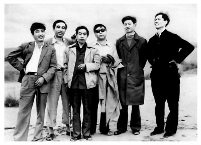 路遙（左四）與賈平凹（左三）、陳忠實(shí)（右一）等人合影，三人被稱為陜西文學(xué)界的“三駕馬車”。資料圖片