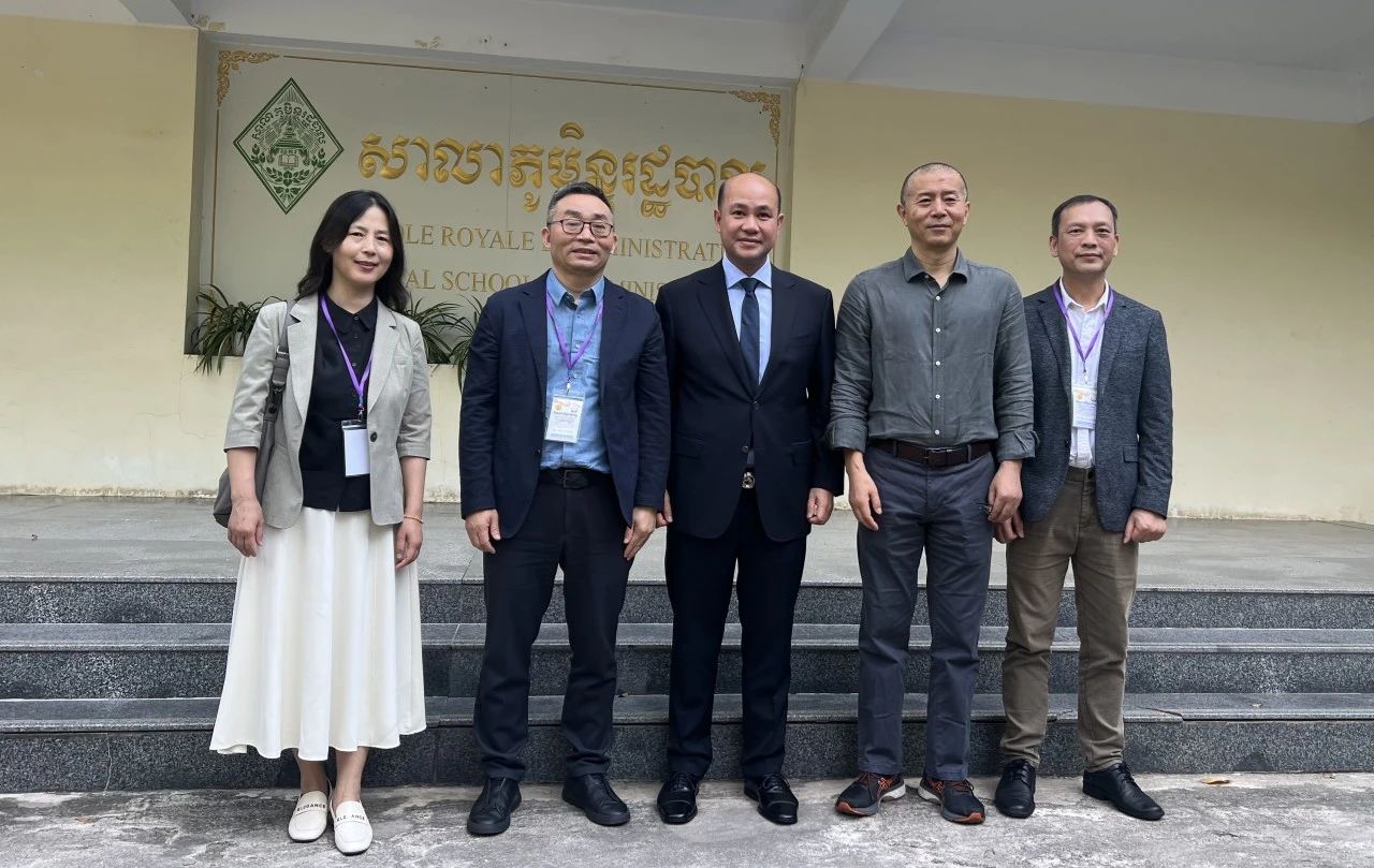 柬埔寨副首相洪瑪尼會見中國作家代表團（左起：付秀瑩、東西、洪瑪尼、畢飛宇、李約熱）