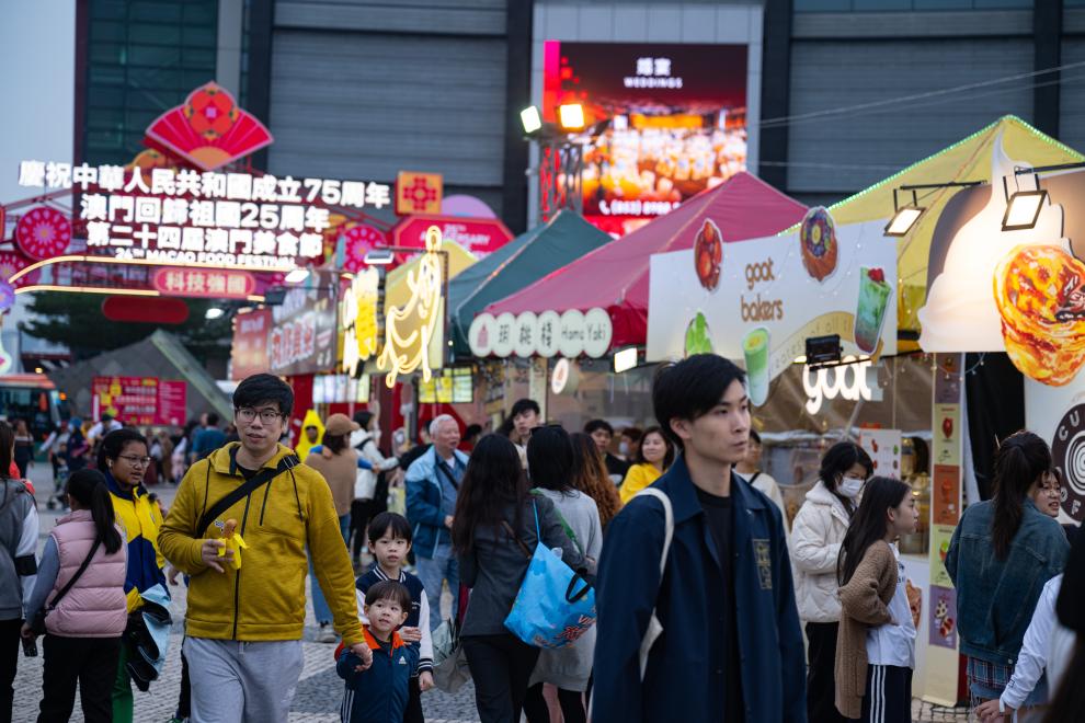 11月24日，市民在第二十四屆澳門美食節(jié)游玩。新華社發(fā)（張金加攝）