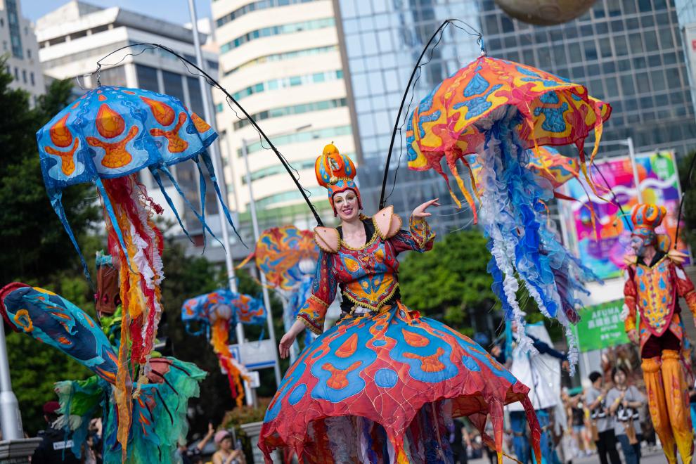 3月24日，人們參加“2024澳門國際幻彩大巡游”。新華社發(fā)（張金加攝）