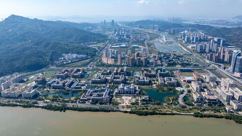圖為澳門(mén)大學(xué)橫琴校區(qū)（2024年12月4日攝，無(wú)人機(jī)照片）。新華社發(fā) 張金加/攝