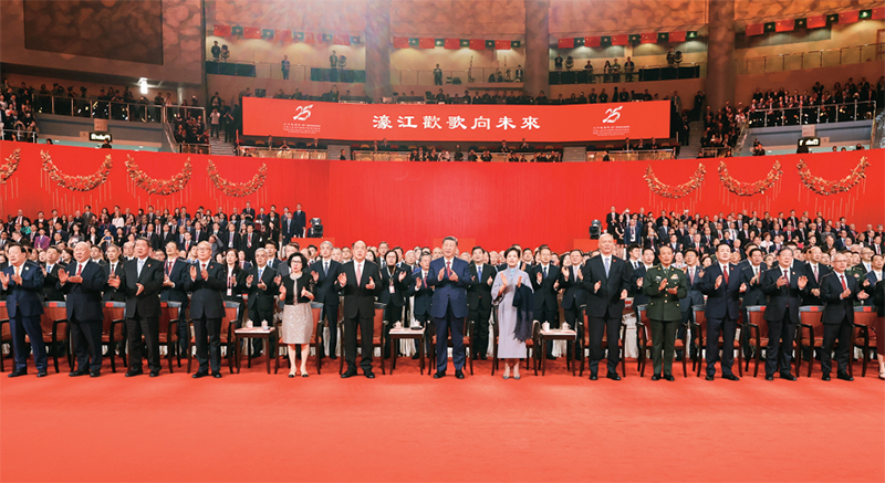 2024年12月19日晚，慶祝澳門(mén)回歸祖國(guó)25周年文藝晚會(huì)在澳門(mén)東亞運(yùn)動(dòng)會(huì)體育館舉行。中共中央總書(shū)記、國(guó)家主席、中央軍委主席習(xí)近平觀看演出。晚會(huì)最后，習(xí)近平同全場(chǎng)觀眾一起高唱《歌唱祖國(guó)》。 新華社記者 丁林/攝