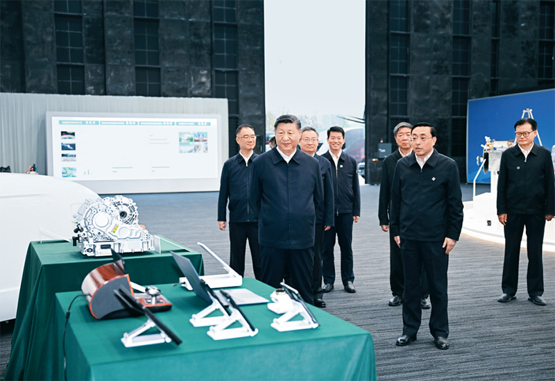 2024年10月17日至18日，中共中央總書(shū)記、國(guó)家主席、中央軍委主席習(xí)近平在安徽考察。這是17日下午，習(xí)近平在合肥濱湖科學(xué)城察看安徽省重大科技創(chuàng)新成果集中展示。 新華社記者 謝環(huán)馳/攝