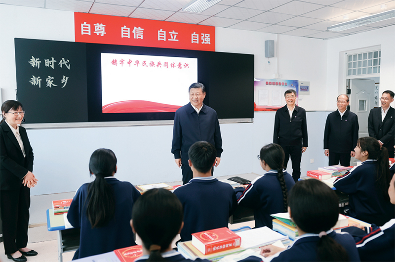 2024年6月18日至19日，中共中央總書(shū)記、國(guó)家主席、中央軍委主席習(xí)近平在青海考察。這是18日下午，習(xí)近平在果洛西寧民族中學(xué)高一（1）班觀摩“新時(shí)代、新家鄉(xiāng)”主題思政課。 新華社記者 鞠鵬/攝