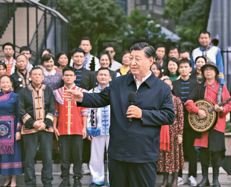 2023年12月14日至15日，中共中央總書(shū)記、國(guó)家主席、中央軍委主席習(xí)近平在廣西考察。這是14日上午，習(xí)近平在南寧市良慶區(qū)蟠龍社區(qū)考察時(shí)，同社區(qū)各族群眾親切交流。 新華社記者 燕雁/攝