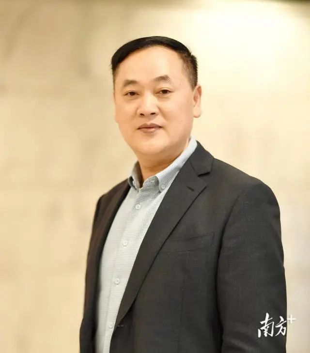 謝有順，男，漢族，1972年7月生，福建長汀人。先后畢業于福建師大和復旦大學中文系，獲文學博士學位。曾任廣東省作家協會創作研究部副主任、一級作家，2006年起任中山大學中文系教授、博士生導師。  先后入選中宣部文化名家暨“四個一批”人才、國務院特殊津貼專家、教育部“長江學者”特聘教授等。兼任中國作家協會文學理論批評委員會副主任、中國小說學會副會長。  主要從事中國當代文學和文化研究。在《文學評論》等刊發表學術論文三百多篇，其中十幾篇論文被《新華文摘》全文轉載。著有《成為小說家》《散文中的心事》《文學的深意》等著作二十幾部，主編《中國當代作家論》等叢書多套。主持多個國家社科基金項目。曾獲馮牧文學獎、中國文聯“啄木鳥杯”優秀論著獎、莊重文文學獎等多個獎項。