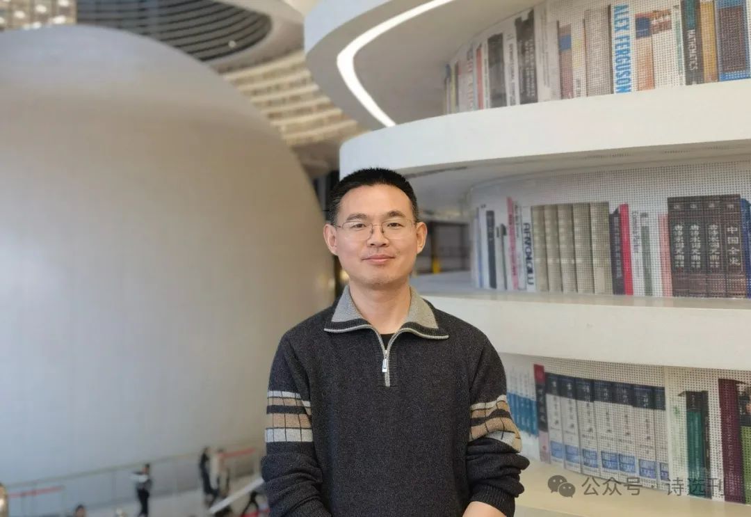 宋煜，本名宋立理，河北隆堯人，中國作家協(xié)會會員、河北省作家協(xié)會會員。曾出版長篇小說《穿越玫瑰》，詩歌散見于《詩刊》《星星》《揚子江詩刊》《詩選刊》等刊物，曾入選河北文學排行榜·詩歌榜。