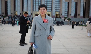 全國政協委員、中國文藝志愿者協會副主席、國家話劇院一級演員張凱麗