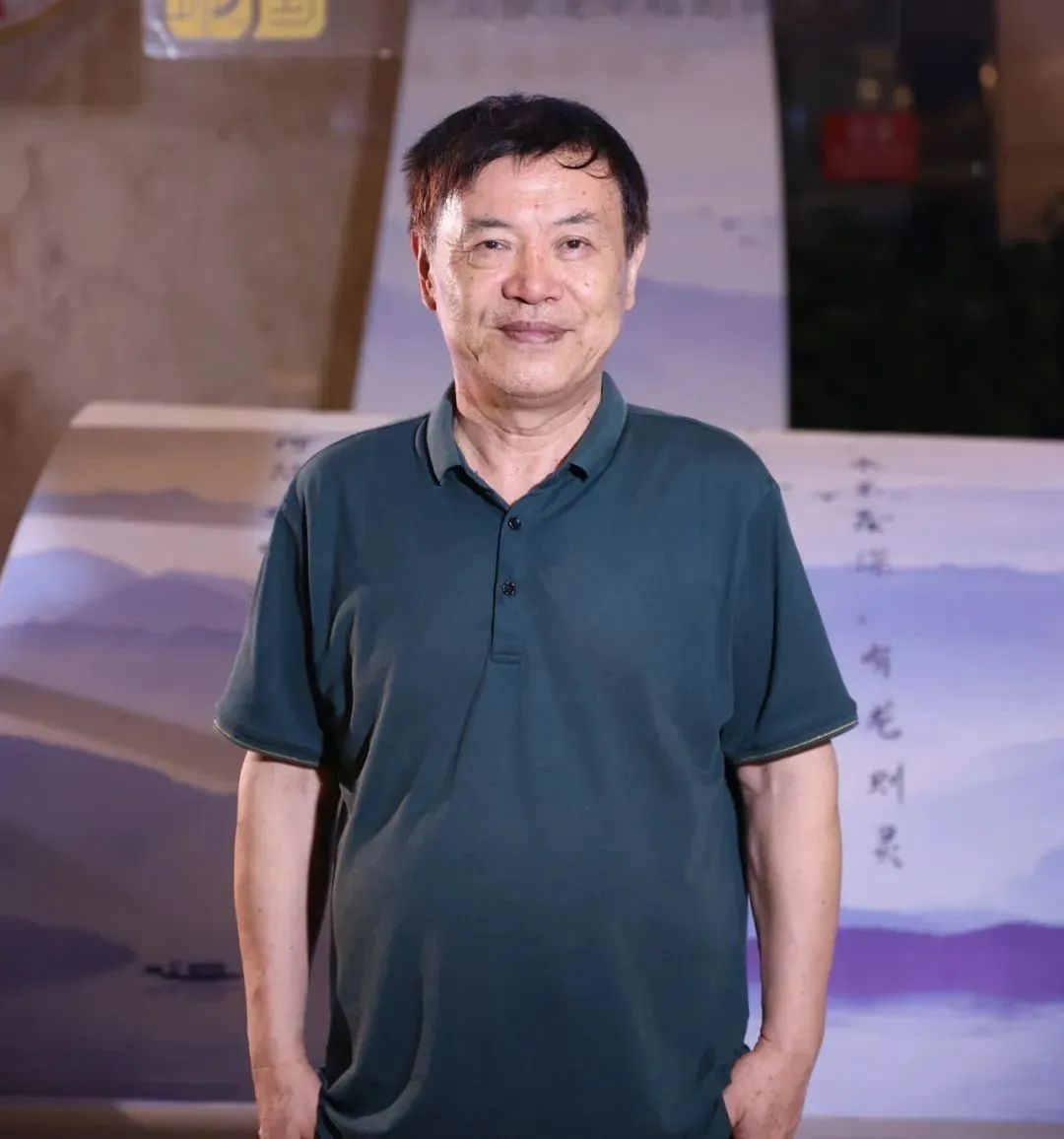 陸健，中國傳媒大學(xué)教授，中國詩歌學(xué)會常務(wù)理事。20世紀80年代初開始發(fā)表作品，先后創(chuàng)作發(fā)表詩歌、散文、評論等作品近千件，出版《窗戶嘹亮的聲音》《名城之門》等詩集與文藝評論集近30部，逐步形成了“紀實性詩歌”的寫作風(fēng)格。