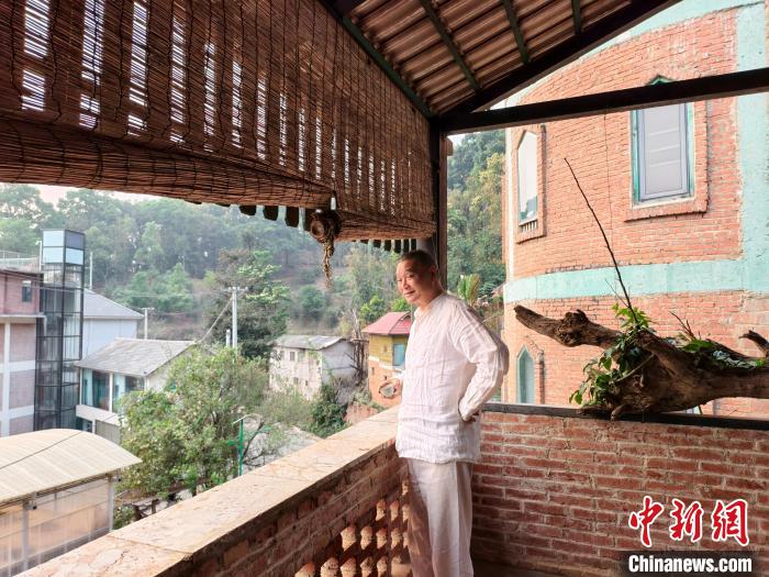 4月1日，馬原在位于南糯山的家中飲茶。中新網記者 韓帥南 攝