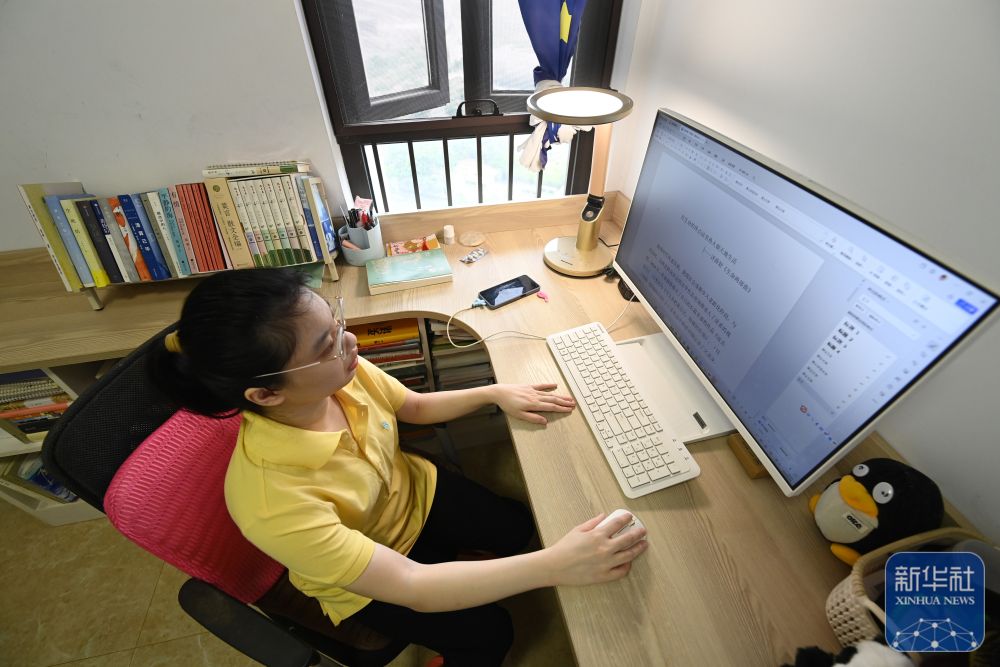 5月14日，在廣西南寧市，林竹在家里寫作。