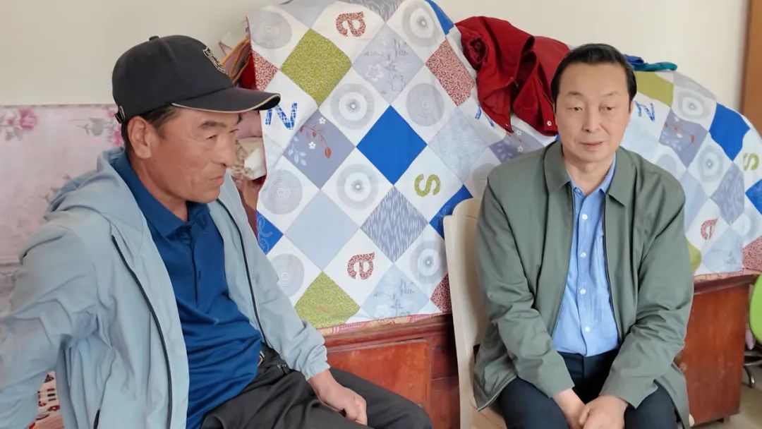 白燁在農民作家康鵬飛家中與他交談