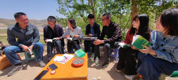 走進大山深處與詩人曹兵交流。