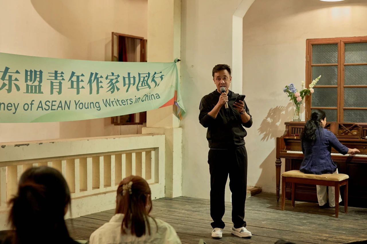 中國作家索南才讓。