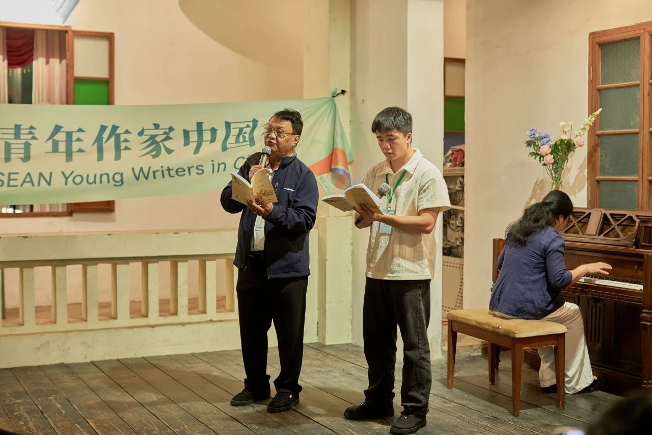 緬甸作家吳翁貌（左）。